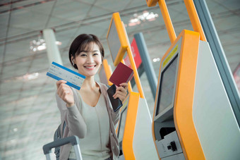商务女士在机场使用自动<strong>售票</strong>机背包氛围照片