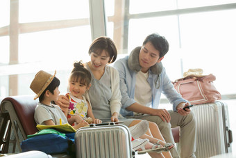 快乐家庭坐在机场候机厅里男人写实镜头