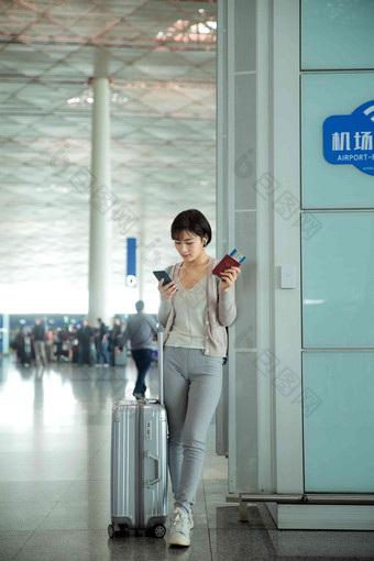 商务女士在机场候机厅旅途高端照片