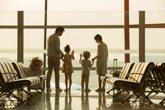 幸福家庭在机场候机厅往外看男孩清晰摄影