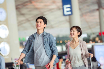青年情侣在机场候机厅旅游高清摄影图