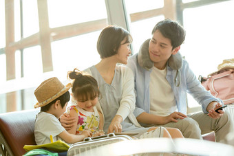 快乐家庭坐在机场候机厅里手机清晰照片