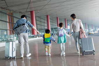 快乐家庭拿着行李在机场亚洲人镜头