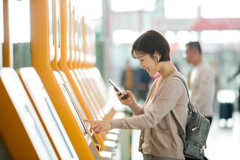 商务女士在机场使用自动售票机旅游写实影相