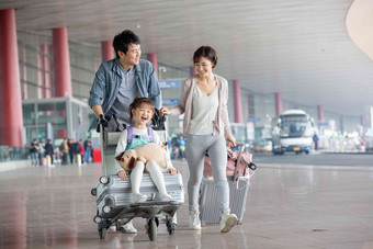 快乐家庭在机场推着行李父亲清晰拍摄