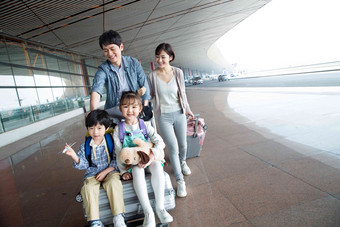 欢乐家庭在机场推着行李彩色图片清晰拍摄