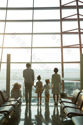 幸福家庭在机场候机厅往外看空运<strong>大楼</strong>高质量摄影图