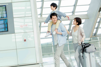 快乐的一家三口在机场亚洲人氛围摄影