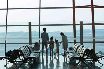 幸福家庭在机场<strong>候机厅</strong>往外看儿子高质量相片