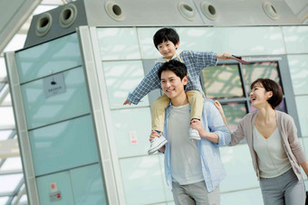 快乐的一家三口在机场东亚清晰拍摄