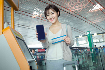 商务女士在机场使用自动售票机中国人高清拍摄