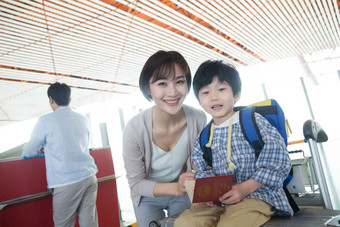 年轻妈妈带着孩子旅行亚洲人清晰镜头