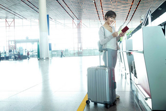商务女士在机场使用自动售票机户内高质量影相