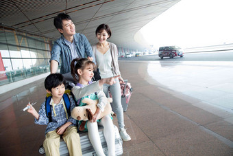 欢乐家庭在机场推着行李旅游高清镜头