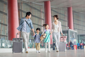 <strong>快乐</strong>家庭拿着行李在机场