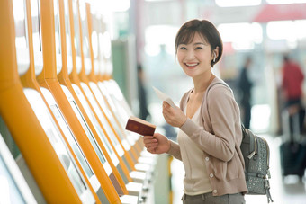 商务女士在机场使用自动<strong>售票</strong>机旅途高端相片