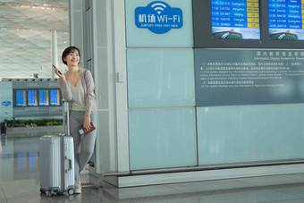 商务女士在机场候机厅互联网氛围照片