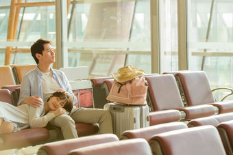青年情侣坐在机场<strong>候机厅</strong>空运大楼清晰照片
