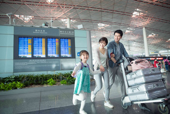 快乐家庭在机场推着行李父亲高清影相