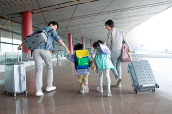 快乐家庭拿着行李在机场东方人高质量拍摄