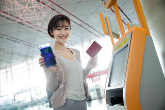 商务女士在机场使用自动售票机机场高清拍摄