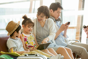 快乐家庭坐在机场候机厅里女儿氛围素材