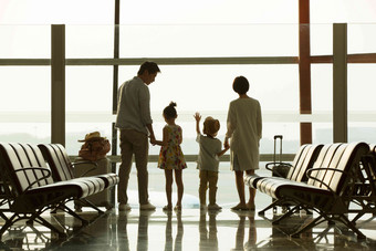 幸福家庭在机场<strong>候机厅</strong>往外看成年人氛围摄影