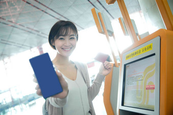 商务女士在机场使用自动售票机青年人高清场景