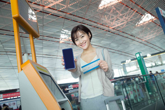 商务女士在机场使用自动售票机美女清晰摄影图