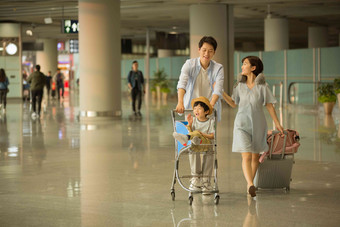 快乐家庭在机场候机厅旅行者高质量摄影
