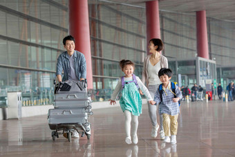欢乐家庭在机场推着行李儿童清晰镜头
