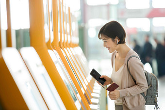 商务女士在机场使用自动售票机摄影清晰场景