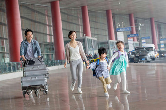 欢乐家庭在机场推着行李行李清晰图片