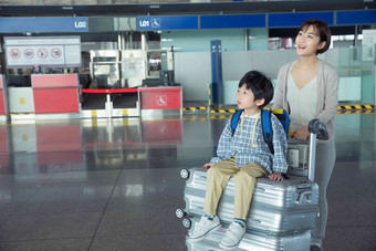 年轻妈妈带着孩子在机场候机大厅亚洲摄影图