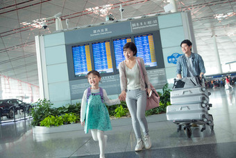 快乐家庭在机场推着行李女儿氛围摄影