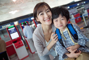 年轻妈妈带着孩子旅行中国人高端场景