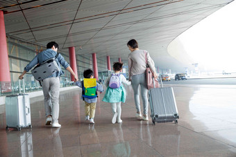 快乐家庭拿着行李在机场成年人氛围相片