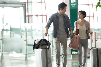 青年情侣在机场候机厅航站楼高质量镜头