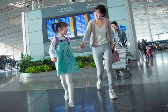 快乐家庭在机场推着行李可爱的高质量照片