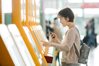 商务女士在机场使用自动售票机旅游相片