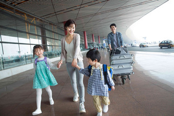 欢乐家庭在机场推着行李东亚清晰拍摄