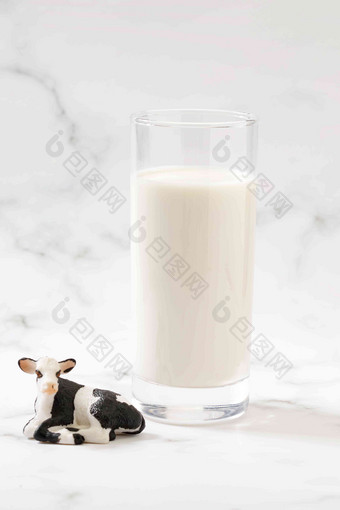 牛奶奶牛食品瓶子