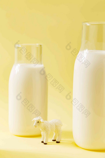 牛奶奶柱动物形象玻璃杯高清场景