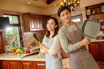 青年夫妇在厨房里做饭东亚高端场景