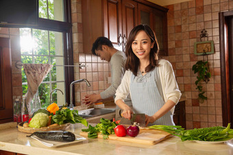 青年夫妇在厨房里做饭东方人清晰摄影