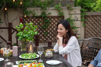 青年女人在院子里用餐人氛围拍摄