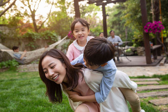 妈妈和孩子在院子里玩耍