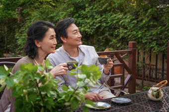 老年夫妇坐在院子里<strong>喝</strong>茶