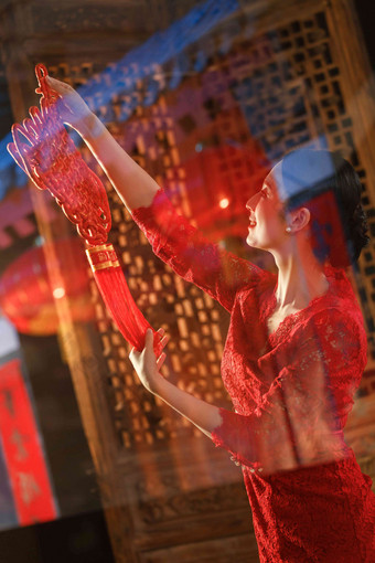 年轻女人中国结玻璃表现积极清晰相片