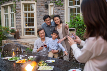 快乐大家庭用餐男人中国家庭生活氛围照片